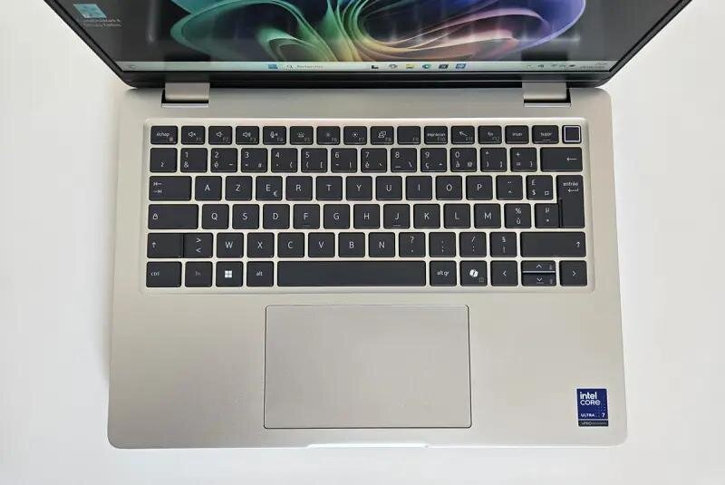 Touchpad lớn, bàn phím đủ dùng