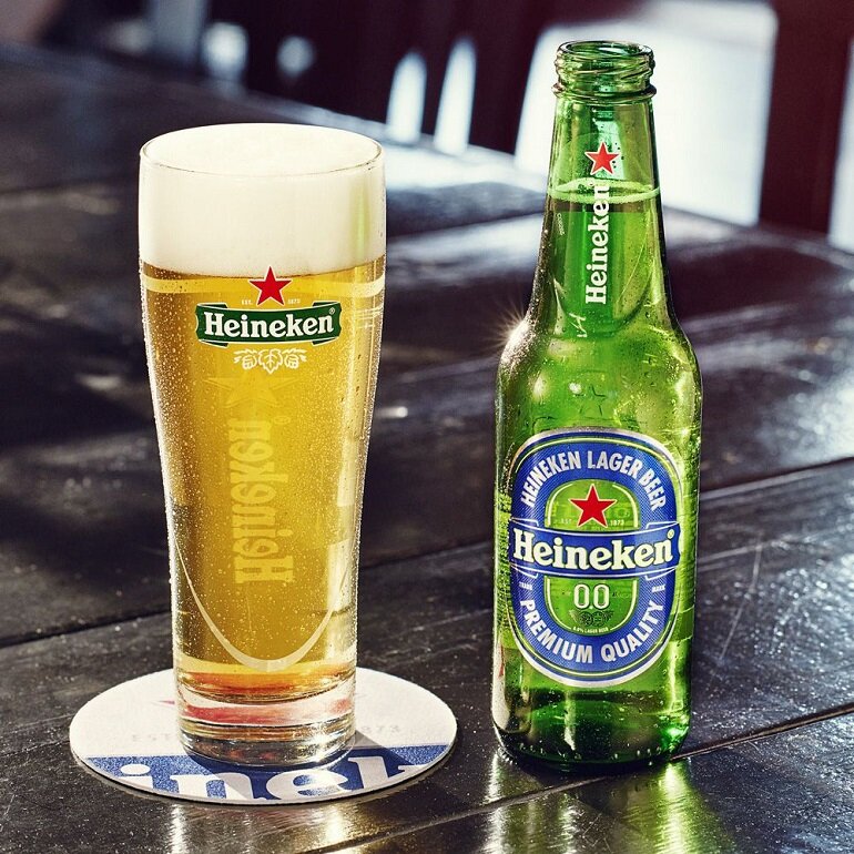 Sử dụng đích thị loại ly nhằm tu bia Heineken