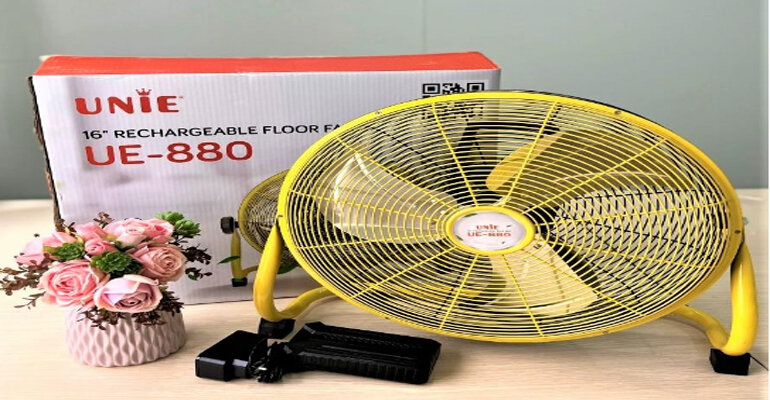 Sử dụng nút vặn phía sau quạt dễ dàng điều chỉnh tốc độ gió theo ý muốn. Quạt tích điện Unie UE-880
