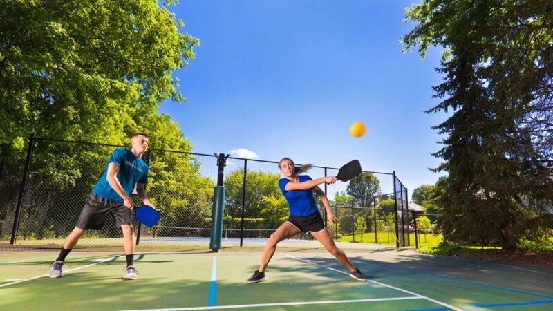 8 vật dụng cần chuẩn bị chơi Pickleball và các kiến thức cơ bản về môn thể thao này