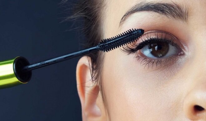 Mascara có đầu cọ thưa và đều sẽ giúp hàng mi cong dày hơn mà vẫn tự nhiên.