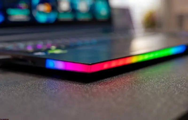 Thiết kế hầm hố phong cách gaming đặc trưng, đèn LED RGB được trang bị khắp mọi nơi thể game thủ 'làm màu' một cách triệt để
