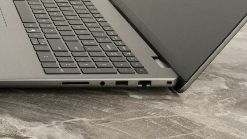 Dell Vostro 16 5640: Sự lựa chọn hoàn hảo cho người dùng cần màn hình lớn và bàn phím đầy đủ