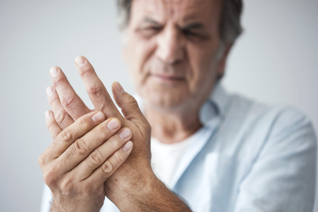 Tê nhức chân tay là căn bệnh phổ biến ở nhiều người