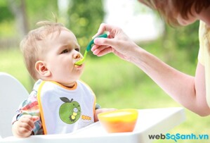 9 đồ dùng cần thiết giúp bé làm quen với việc ăn dặm