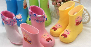 9 món đồ đi mưa cho bé 1-8 tuổi khỏi ướt ngấm nước mẫu đẹp thời trang