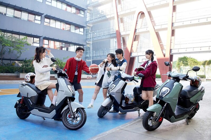 Honda, Yamaha giảm giá xe máy điện cả chục triệu: Lùi một bước để tiến xa hơn?