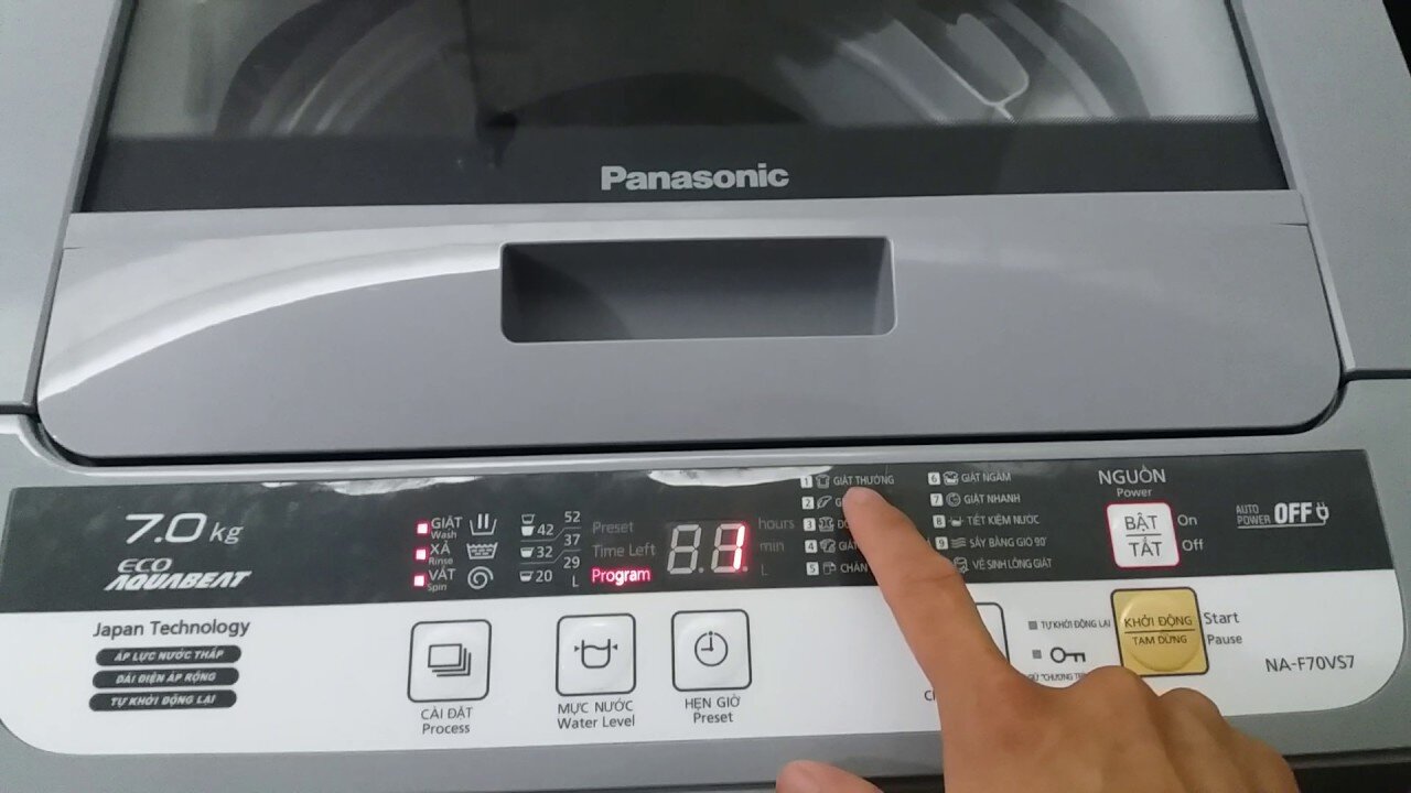 Bảng điều khiển trên mẫu máy giặt cửa đứng NA-F70VS7