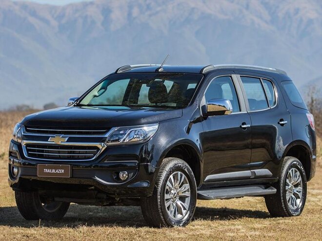 Chevrolet Trailblazer màu đen mạnh mẽ, sang trọng 