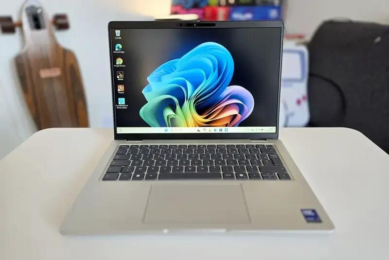 Màn hình FHD+ đủ để sử dụng để làm việc, học tập, nhưng nên nâng cấp lên OLED nếu muốn có trải nghiệm tốt nhất