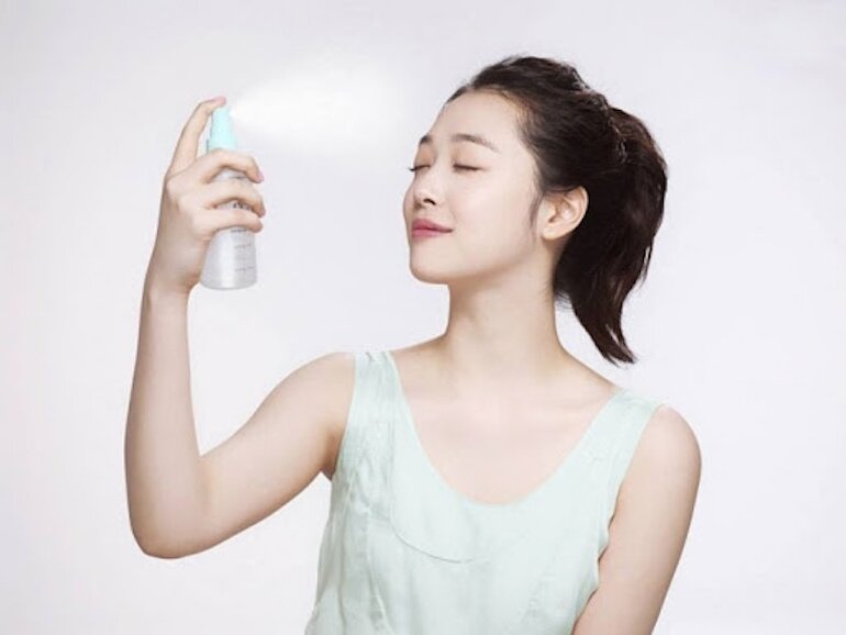 Sử dụng nước xịt khoáng thường xuyên sẽ giúp cho làn da của bạn cân bằng được độ pH.