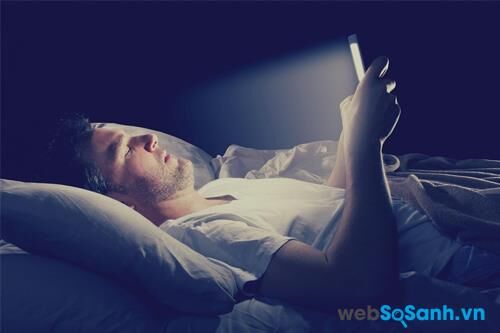 Ánh sáng màn hình thiết bị di động ảnh hưởng đến giấc ngủ của bạn như thế nào ?