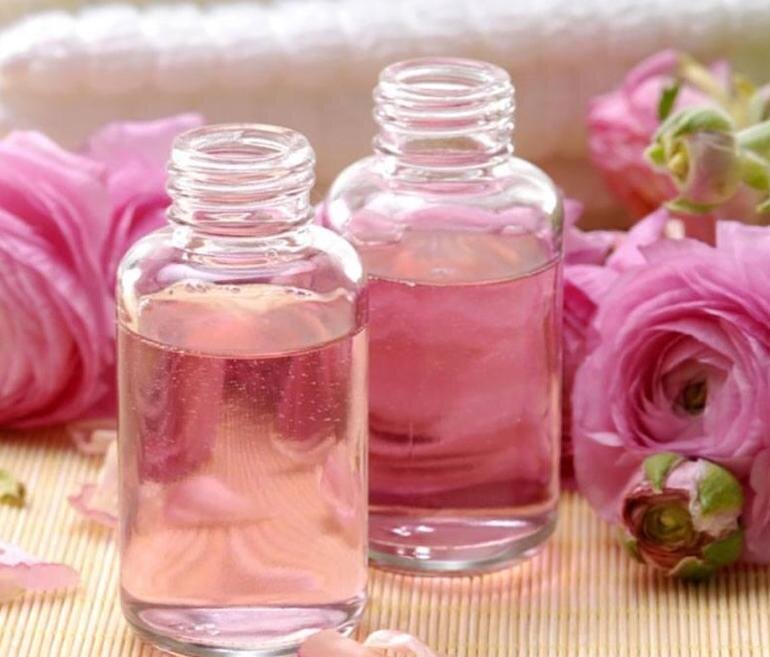 Sử dụng nước hoa hồng để cấp ẩm là điều cần thiết