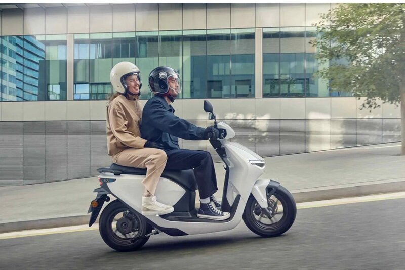 TOP xe máy điện cho nam giới: Ngoại hình 'chất', pin trâu, công nghệ xịn