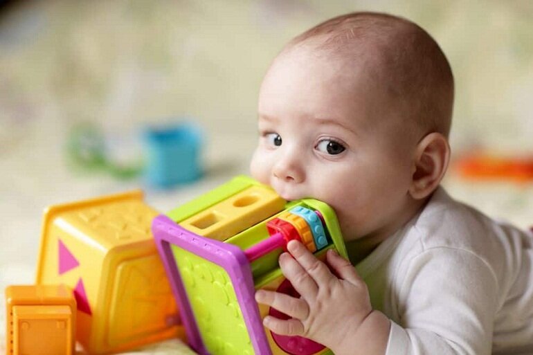 Trẻ nhỏ rất hay cho tay và đồ chơi vào miệng nên các mẹ cần vệ sinh đồ chơi thường xuyên