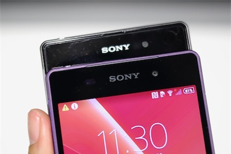 Cách bố trí loa trước của Xperia Z2 (trước) dài hơn so với Xperia Z1