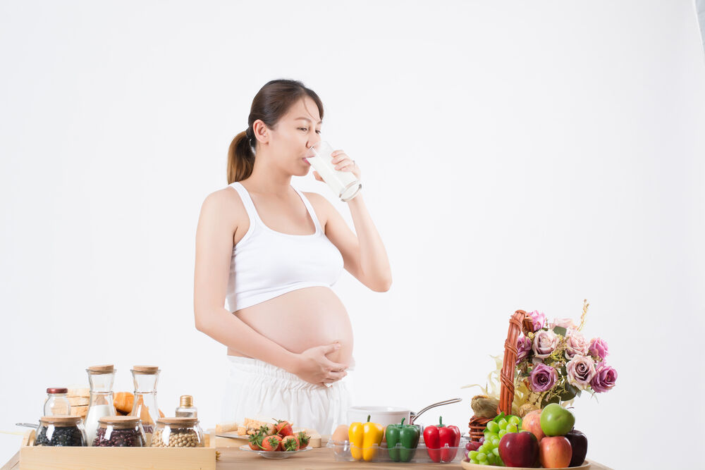 Bà bầu uống sữa tươi Vinamilk có tốt không, thai nhi có tăng cân không