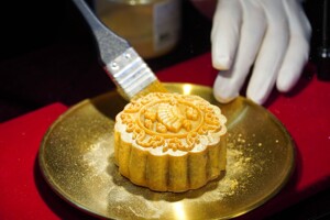 Bánh Trung thu dát vàng tinh hoa ẩm thực, đẳng cấp hoàng gia
