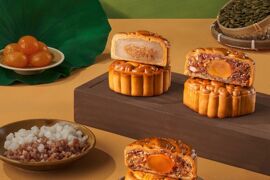 Bánh Trung thu trứng muối món quà đậm vị, trọn tình cho mùa đoàn viên