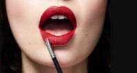 "Bí kíp" đánh son môi giúp các nàng ăn uống thả phanh cũng không lo son trôi mất màu