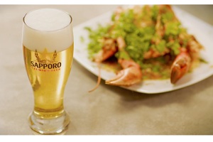 Bia Sapporo hương vị hấp dẫn, bao bì sang trọng cho Tết 2025