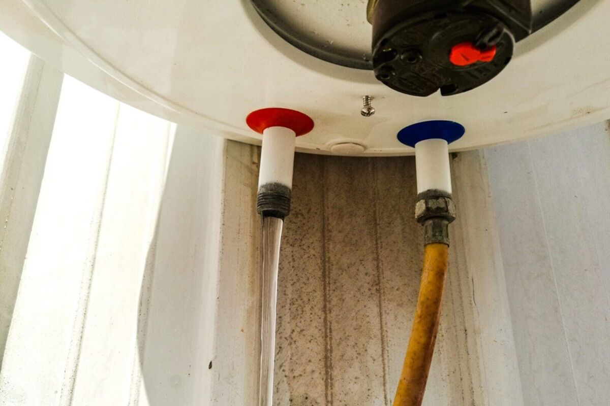 Bình nóng lạnh bị chảy nước rất nguy hiểm và thường do 7 nguyên nhân phổ biến sau