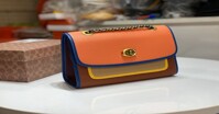 Bỏ túi những cách phối đồ cùng túi xách Coach