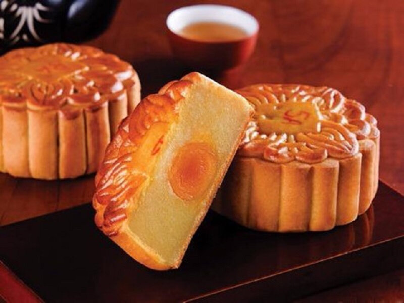 Calories in a moon cake with lotus seed and salted egg yolk