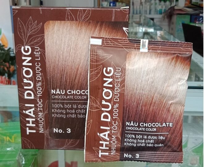 Cách sử dụng thuốc nhuộm tóc dược liệu Thái Dương màu nâu lên màu sẽ giúp bạn có một mái tóc đẹp và tự tin hơn. Hãy xem hình ảnh sản phẩm để biết thêm chi tiết và cách sử dụng sản phẩm cho hiệu quả tốt nhất nhé!