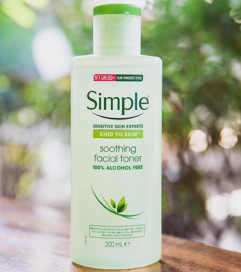 Nước hoa hồng trị mụn Simple Kind To Skin Soothing Facial Toner