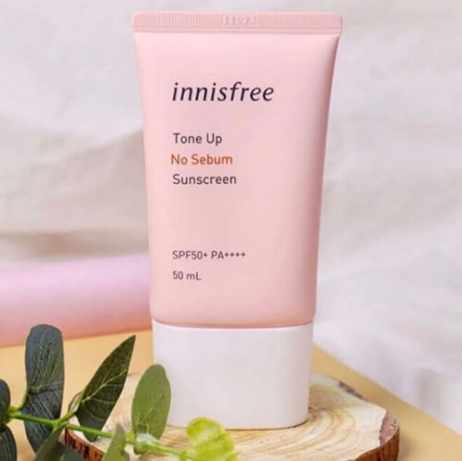 Kem chống nắng Innisfree hồng có mùi hương dịu nhẹ, đặc biệt không lưu lại quá lâu.