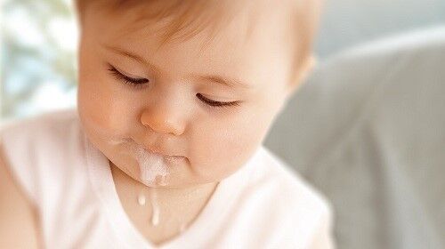 Các dấu hiệu bé bị dị ứng đạm sữa bột công thức?