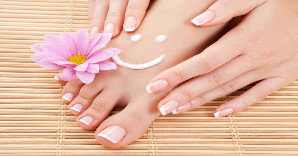 Các mẫu sơn móng chân màu xanh rêu được ưa chuộng hiện nay
