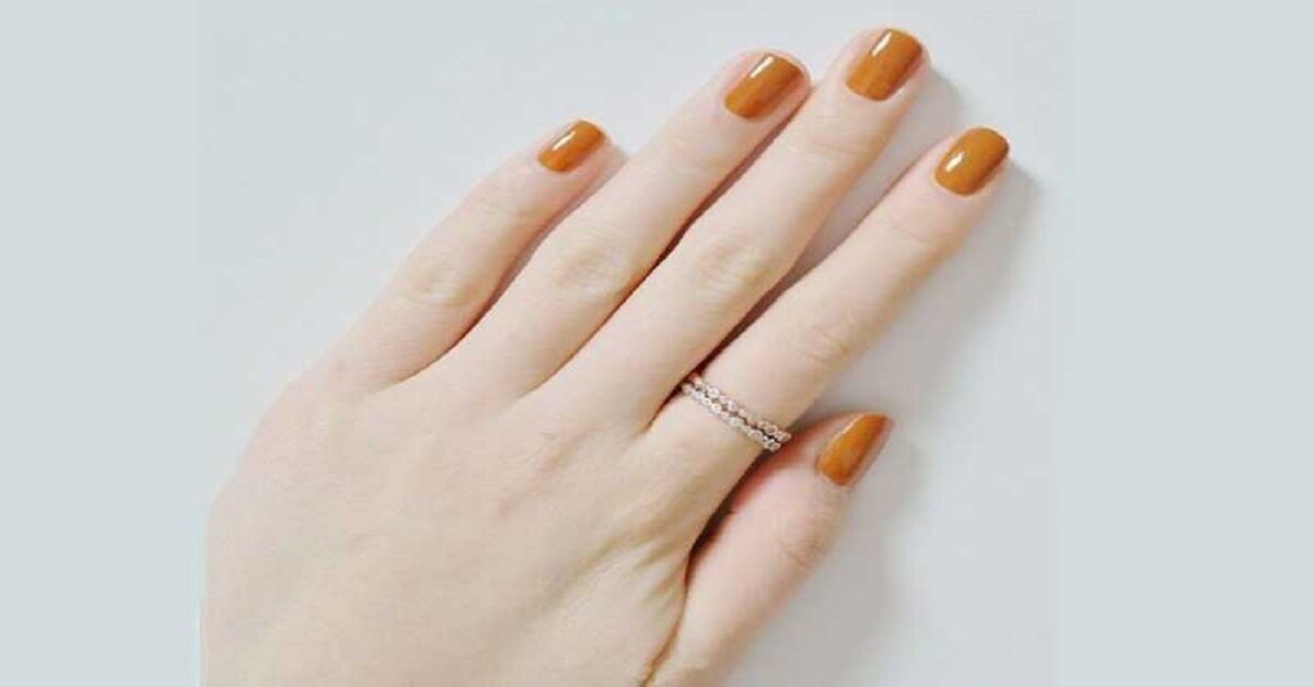 Các mẫu sơn móng tay màu cam đất ấn tượng hiện nay