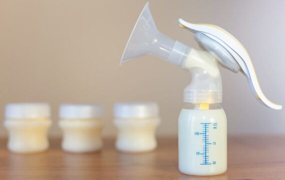 Cách bảo quản sữa mẹ sau khi vắt trong ngăn đá hoặc không có tủ lạnh