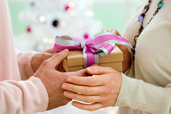 Cách chọn quà tặng 8/3 cho mẹ chồng khiến mẹ hài lòng