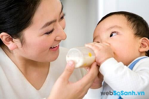 Cách chọn sữa công thức thủy phân cho trẻ dị ứng đạm sữa bò