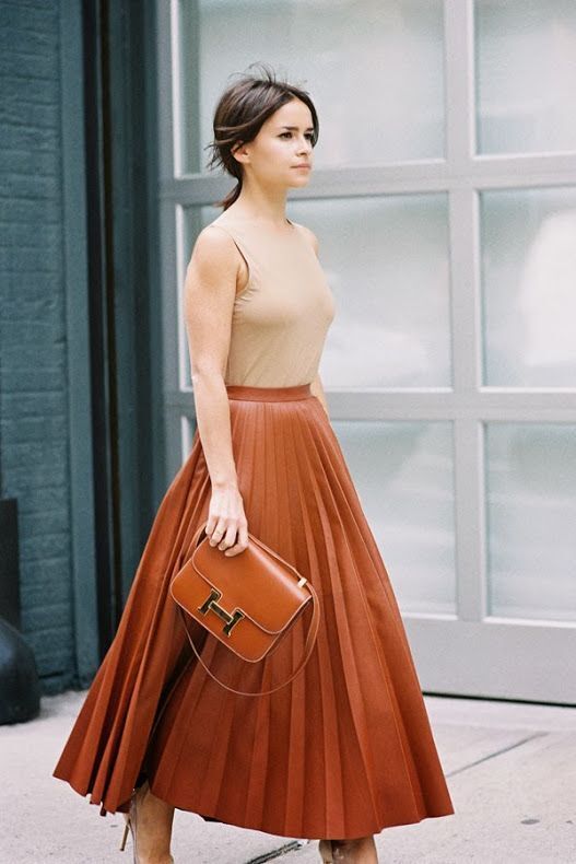 Cách diện chân váy Midi đúng chuẩn cho bạn gái