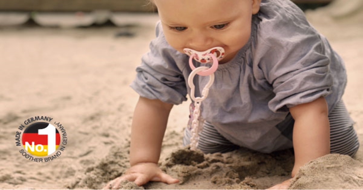 Cách dùng và vệ sinh núm vú giả cho bé