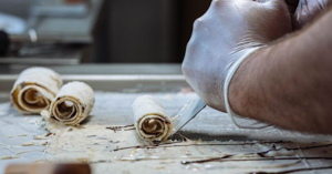 Cách làm kem cuộn Thái ngon miễn chê mà chẳng cần dùng máy làm kem cuộn Thái Lan