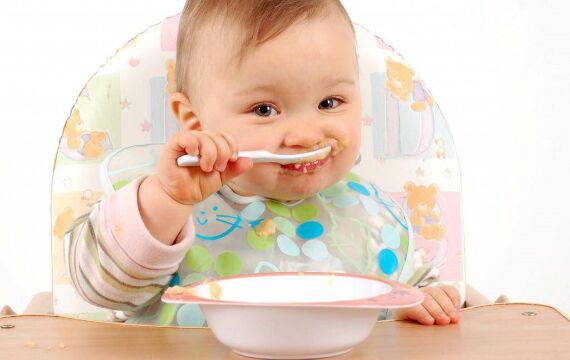Cách pha bột Hipp cho trẻ mới ăn dặm đủ định lượng và không bị vón cục