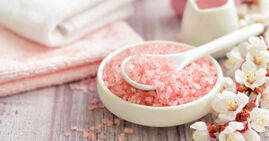 Cách sử dụng muối tắm sữa bò chuẩn không cần chỉnh cho chị em