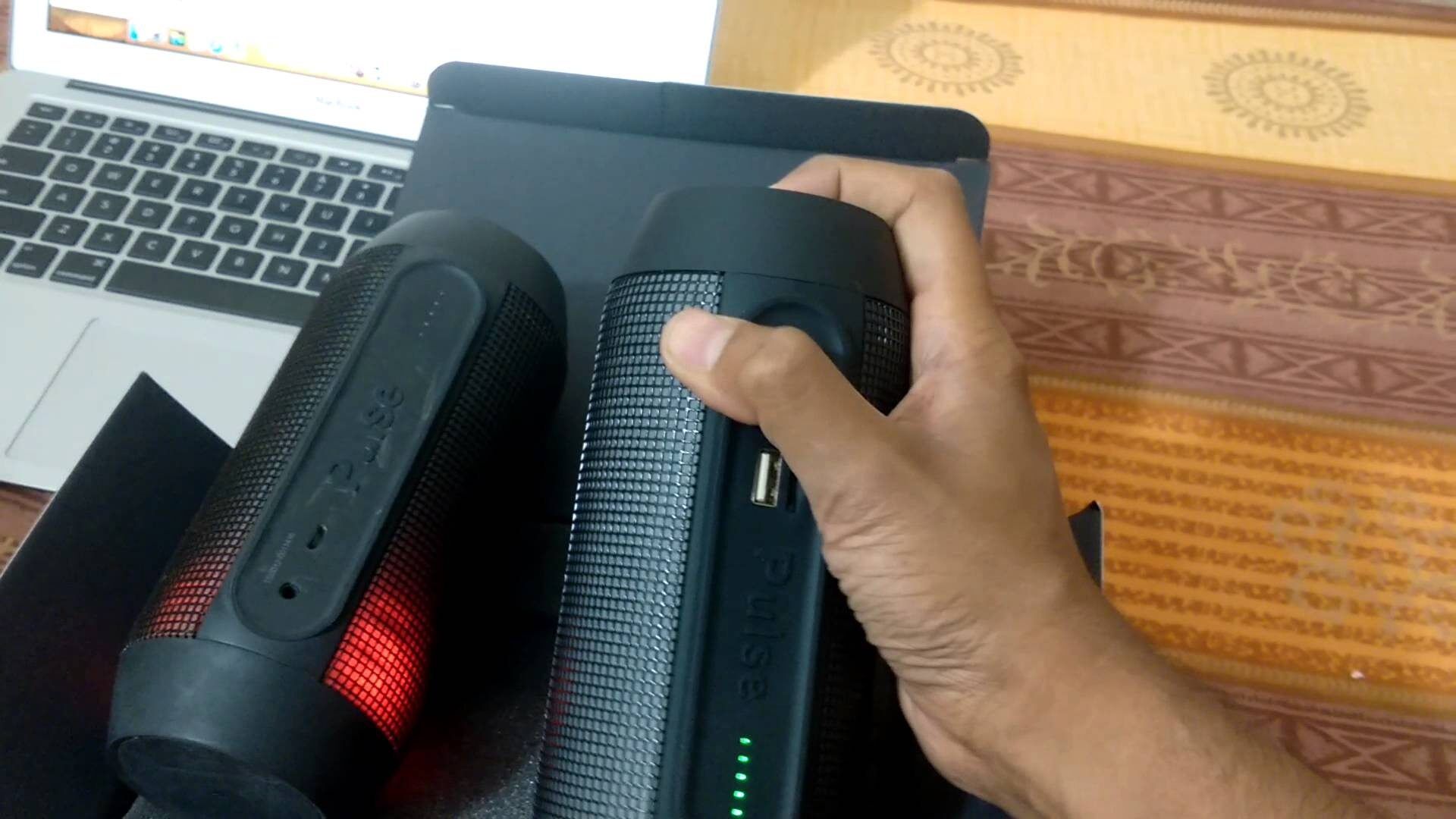 Cần phân biệt loa bluetooth JBL Pulse chính hãng và hàng fake để khỏi "tiền mất tật mang"