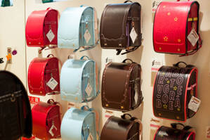 Cặp chống gù lưng randoseru cho bé của Nhật Bản - những điều cần biết