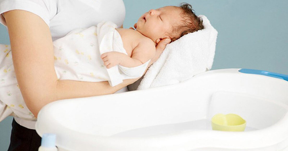 Chậu tắm cho trẻ sơ sinh loại nào tốt nhất hiện nay