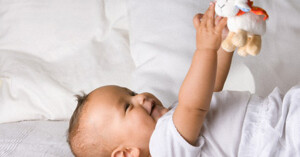 Chọn đồ chơi cho trẻ sơ sinh cần lưu ý điều gì?