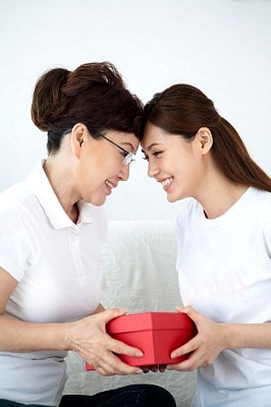 Chọn quà 20/10 cho mẹ chồng nàng dâu cần chú ý điều gì?