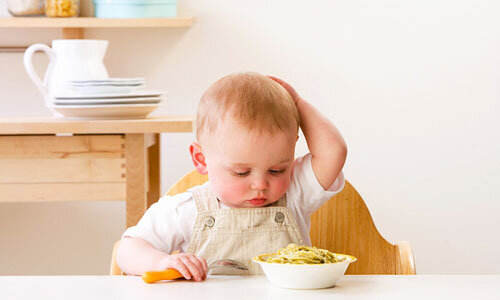 Chọn sữa bột nào cho bé biếng ăn chậm lên cân?
