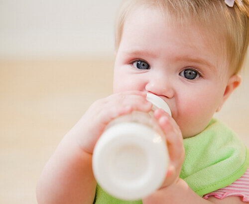 Chọn sữa bột nào cho bé không chịu bú sữa ngoài?