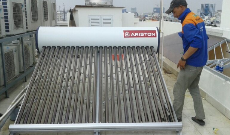 Tiến hành lắp đặt bình nóng lạnh năng lượng mặt trời Ariston ECO2
